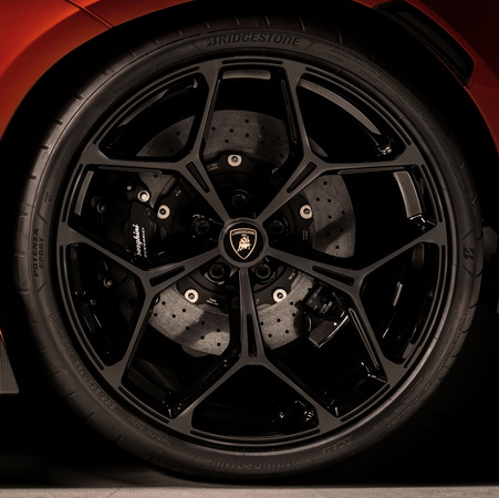 Bridgestone створить шини для суперкара Lamborghini Revuelto