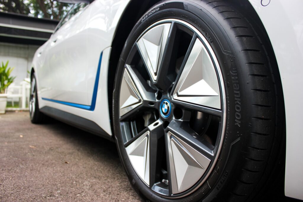BMW i4 комплектуют шинами Hankook - Фотография